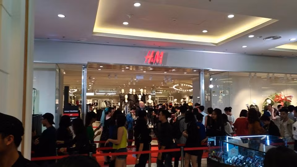 Gioi tre Ha Noi “rong ran” xep hang truoc cua hang thoi trang HM-Hinh-3