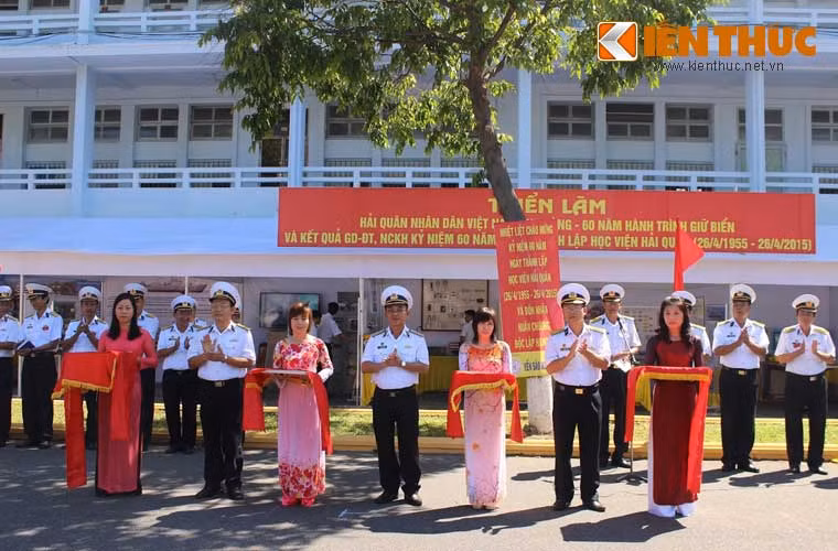 Chiều qua (22/4), tại TP Nha Trang (Khánh Hòa), Học viện Hải quân đã khai mạc Triển lãm “Hải quân nhân dân Việt Nam – 60 năm hành trình giữ biển và kết quả giáo dục – đào tạo, nghiên cứu khoa học của Học viện Hải quân”. Đây là sự kiện nằm trong chuỗi các hoạt động kỷ niệm 60 năm ngày thành lập Quân chủng Hải quân (7/5/1955-7/5/2015) và Học viện Hải quân (26/4/1955 - 26/4/2015). Ảnh: Chuẩn Đô đốc Ngô Quang Tiến – Giám đốc Học viện Hải quân (người đứng giữa) cắt băng khai mạc triển lãm.