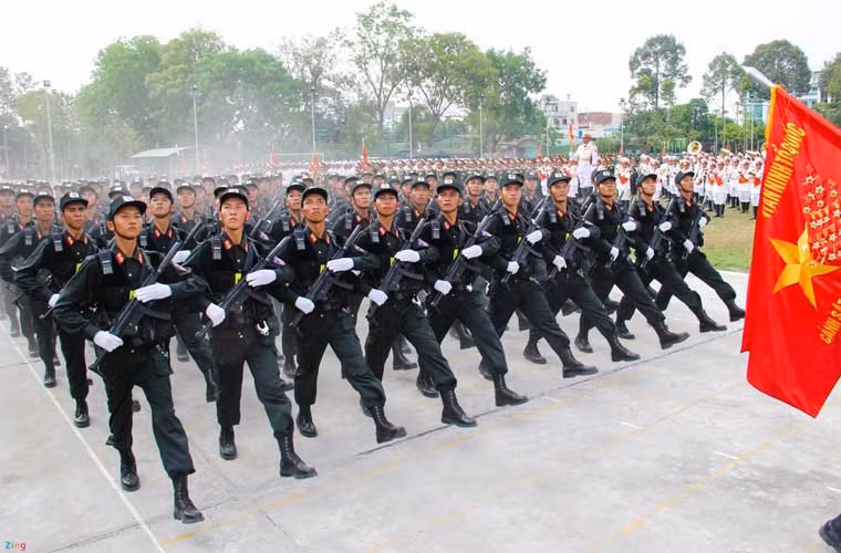 Bat ngo dan vu khi tham gia dieu binh 30/4 (2)