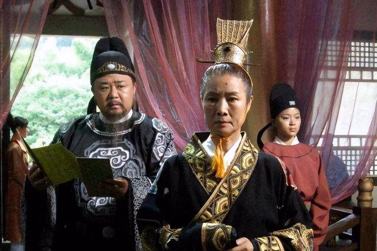 Địch Nhân Kiệt là người thông minh, bản thân biết chuyện gì nên nói, nên làm và chuyện gì thì không nên. Do đó, Võ Tắc Thiên đối xử ưu ái với ông. Thậm chí, một số lời đồn cho rằng, bà hoàng này yêu đơn phương Địch Nhân Kiệt nhưng không được đáp lại.