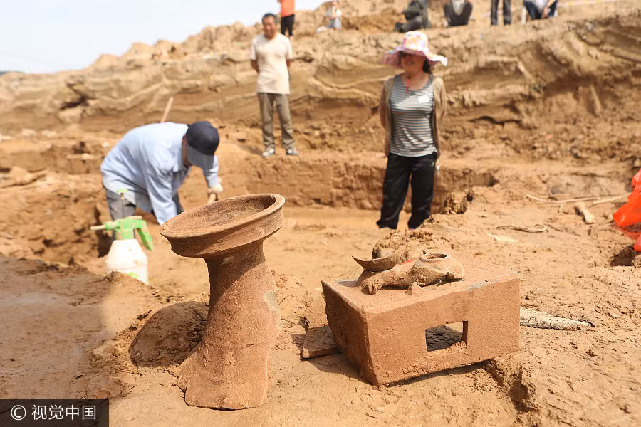 Những kẻ trộm mộ đã dùng thuốc nổ để cố gắng đột nhập vào trong mộ cổ để đánh cắp bảo vật. Tuy nhiên, mọi nỗ lực của chúng đều thất bại.