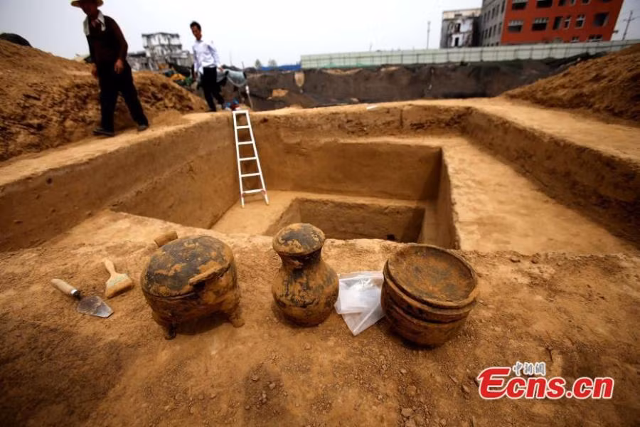 Qua đó, các nhà khảo cổ nhận định người xưa đã thiết kế ngôi mộ với 2 tầng. Trong đó, tầng đầu tiên là giả nhằm đánh lừa mộ tặc khiến chúng thất vọng ra về vì không tìm được thứ gì giá trị. Nhờ đó, nơi an nghỉ ngàn thu của người chết nguyên vẹn theo thời gian.