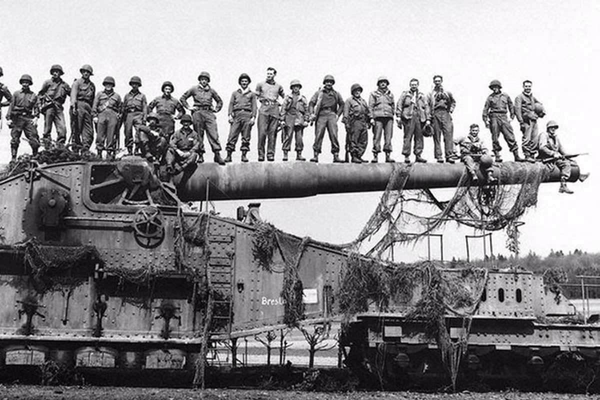 Với việc sử dụng loại đạn nặng 7,1 tấn/viên, nên Schwerer Gustav sẽ cần từ 30 - 45 phút cho mỗi phát bắn, và một ngày có thể bắn tối đa 14 viên. Vũ khí này được Đức sử dụng ở Mặt trận phía Đông vào giữa năm 1942 và gây ra thiệt hại nghiêm trọng cho nhiều công trình trong thành phố Sevastopol của Liên Xô.