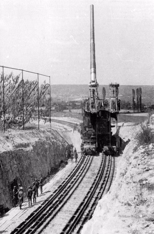 Được nghiên cứu, chế tạo từ giữa năm 1937, các chuyên gia tiến hành thử nghiệm siêu pháo Schwerer Gustav lần đầu vào năm 1939. Khi lắp ráp hoàn chỉnh, siêu pháo Schwerer Gustav nặng tới 1.350 tấn, bắn viên đạn nặng 7 tấn trúng mục tiêu cách xa tới 47 km. Trong cuộc thử nghiệm đầu tiên, viên đạn nặng 7 tấn xuyên được bắn từ siêu pháo "khủng" xuyên qua 7m bê tông và tấm giáp dày 1m.