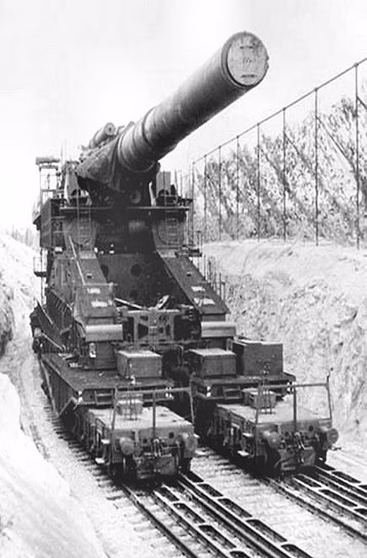 Theo yêu cầu của Hitler, các chuyên gia, nhà khoa học Đức quốc xã đã nghiên cứu chế tạo Schwerer Gustav - siêu pháo nặng hơn 1.300 tấn. Siêu pháo Schwerer Gustav được tập đoàn gia đình trị Friedrich Krupp A.G. nghiên cứu, chế tạo.