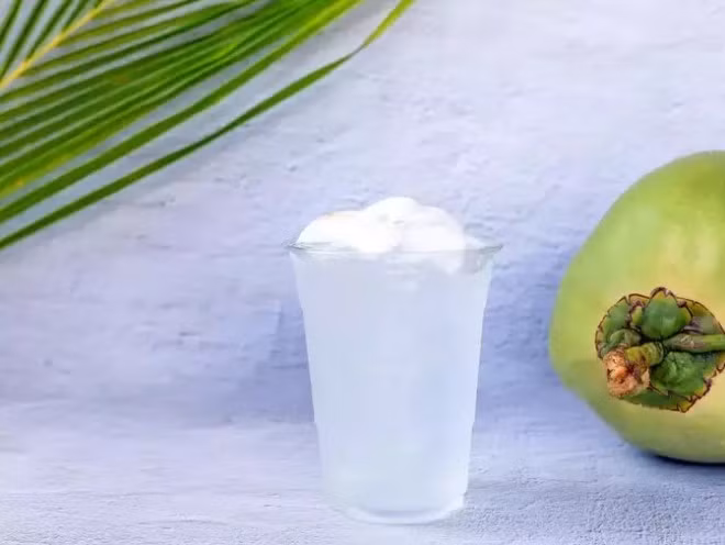 Giúp bụng nhẹ nhàng: Nước dừa có hàm lượng axit thấp tự nhiên và dễ tiêu hóa nên thích hợp cho những người có dạ dày nhạy cảm hoặc các vấn đề về đường tiêu hóa. Không giống như một số đồ uống khác, chẳng hạn như đồ uống thể thao hoặc nước ngọt có ga, nước dừa ít gây khó chịu về tiêu hóa hoặc làm trầm trọng thêm các vấn đề tiêu hóa hiện có.