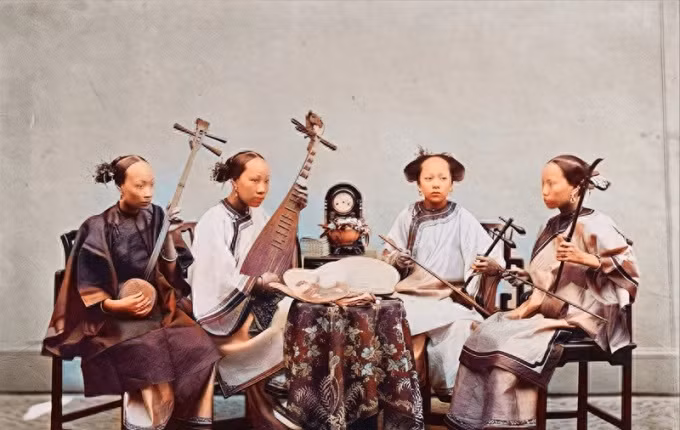 Bốn phụ nữ chụp ảnh bên các nhạc cụ.