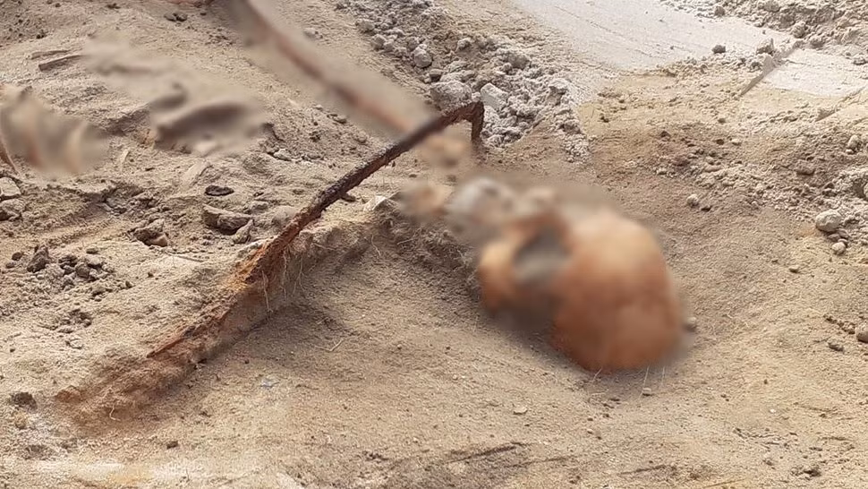 Thay vào đó, mỗi bộ hài cốt đều có hộp sọ đặt giữa hai chân, kèm theo một đồng xu trong miệng. Do bị nghi ngờ là ma cà rồng nên những người này được chôn theo tư thế rùng rợn, bị "trấn yểm" tàn khốc sau khi qua đời.