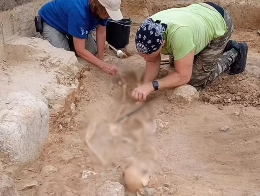 Sau khi qua đời vào khoảng 400 năm trước, đứa trẻ trên bị nghi là "ma cà rồng" nên đã được mọi người chôn trong tư thế úp sấp mặt và bị cùm chân vào nền đất để không thể "đội mồ sống lại".
