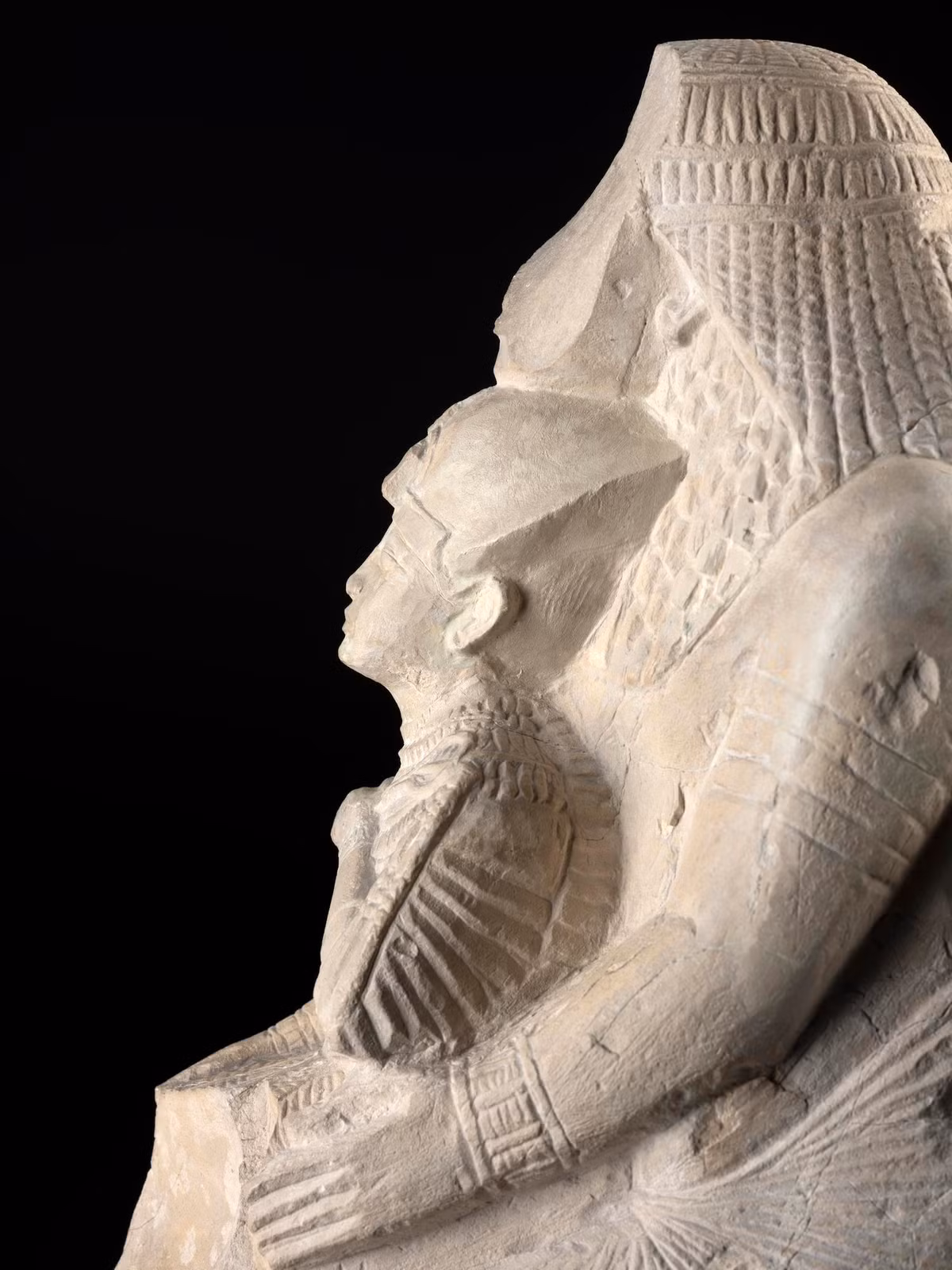 Điều khiến giới nghiên cứu cảm thấy khó hiểu là vì sao một pharaoh Ai Cập được tạc tượng cùng với một "người lạ". Trong suốt nhiều năm, họ nỗ lực giải mã danh tính của họ và vì sao người Ai Cập thời cổ đại lại tạo ra bức tượng như vậy.
