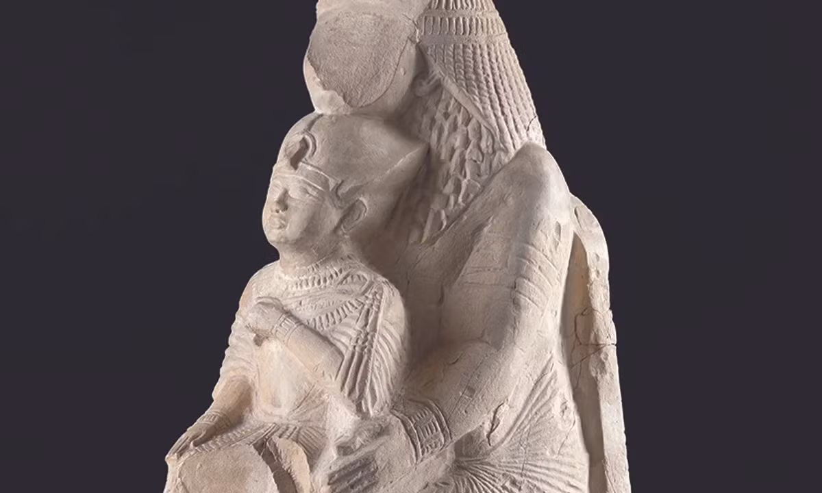 Bức tượng trên được nhóm nghiên cứu của nhà khảo cổ Scotland Alexander Henry Rhind khai quật tại Deir el-Medina, Ai Cập vào những năm 1850.