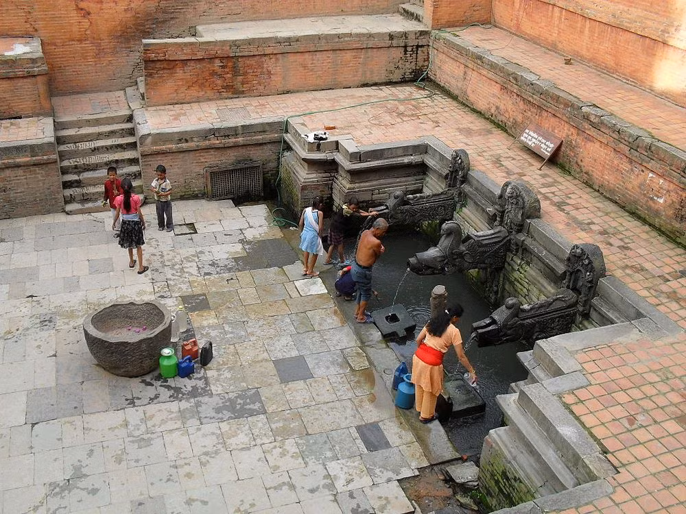 Mặc dù dhunge dhara không hoành tráng như hệ thống dẫn nước của đế chế La Mã nhưng người dân ở Nepal thời xưa với đôi bàn tay tài hoa và trí tuệ vượt trội đã tạo ra các đài phun nước ấn tượng. Theo các nhà nghiên cứu, Dhunge dhara xuất hiện lần đầu tiên là vào thời vương quốc Licchavi (năm 400 - 750).