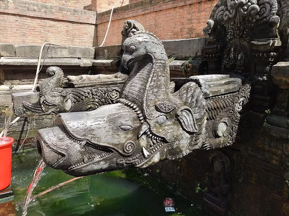 Nguồn nước cơ bản của dhunge dhara là mạng lưới kênh dẫn nước từ những dòng suối trên núi. Một số khác lấy từ nguồn nước ngầm nằm sâu trong lòng đất.