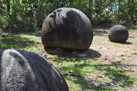 Một lời đồn cho rằng, bên trong những quả cầu đá bí ẩn này có chứa vàng. Vì vậy, một số người từng dùng mọi cách để đào, làm vỡ chúng để lấy vàng bên trong. Tuy nhiên, bên trong chỉ toàn là đá. Nhờ vậy, hàng trăm viên đá còn tới ngày nay.