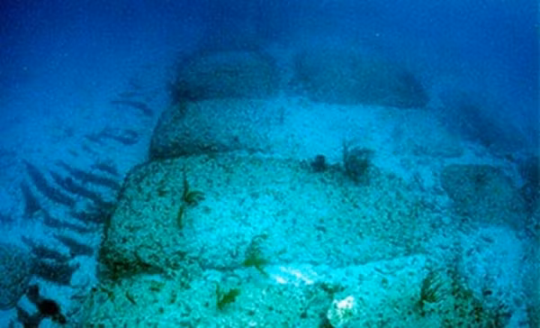 Đường Bimini bên dưới đáy biển Bahamas là một bí ẩn lớn mà giới khoa học nỗ lực giải mã nguồn gốc, mục đích. Công trình này được các chuyên gia phát hiện trong chuyến thám hiểm xuống vùng nước sâu phía tây Bimini vào năm 2006 - 2007.