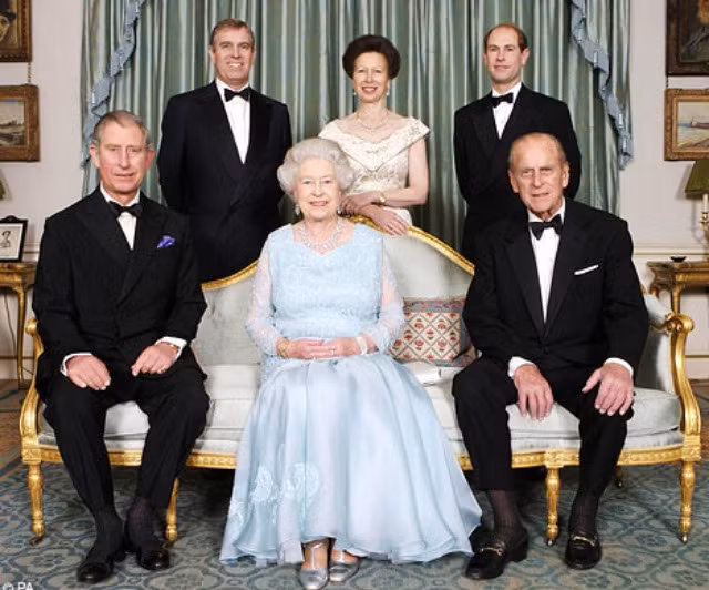 Vua Charles III và các thành viên trong Hoàng gia Anh phải học thêm nhiều ngoại ngữ để có thể chào hỏi mọi người bằng nhiều ngôn ngữ. Họ cũng cần hiểu biết về các nghi thức của quốc gia mà họ sẽ đến thăm. Họ cũng có trợ lý hướng dẫn cho các chuyến đi quan trọng.
