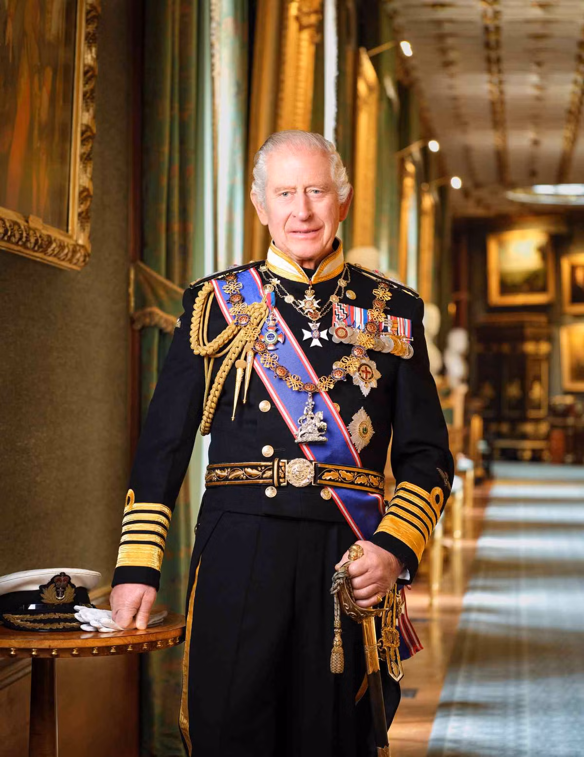 Vua Charles III là người đứng đầu Hoàng gia Anh nên luôn phải có hình ảnh hoàn hảo trước công chúng. Vậy nên, trợ lý và stylist riêng của nhà vua luôn chuẩn bị hai bộ quần áo giống hệt nhau cho một sự kiện. Trang phục của Vua Charles III không bao giờ được có vết bẩn, vết xước, lỗ thủng hoặc vết khâu.