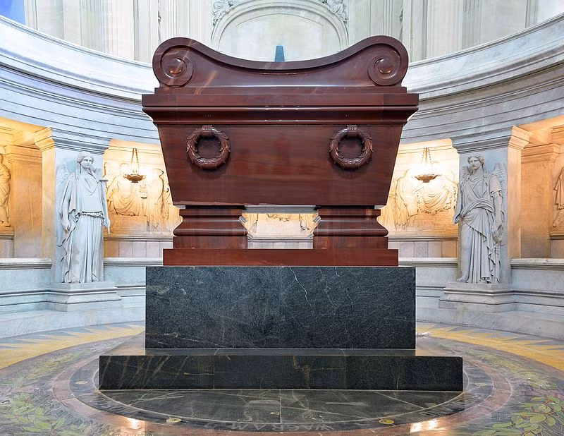 Đặc biệt, xung quanh lăng mộ của hoàng đế Napoleon có đặt 12 bức tượng tượng trưng cho 12 chiến thắng của nhà cầm quân lừng danh nước Pháp.