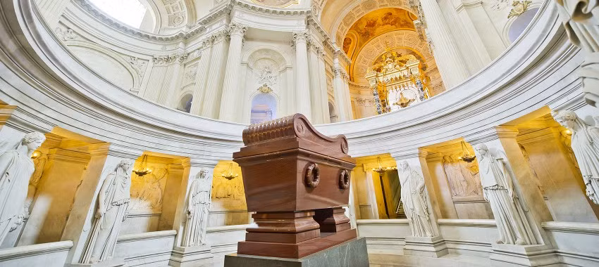 Tại Điện Invalides, hoàng đế Napoleon được chôn cất trong lăng mộ làm bằng đá hoa cương và có hình một chiếc yên ngựa.