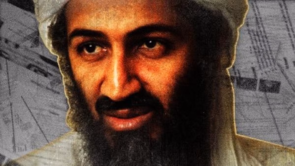 Sau đó, túi đựng thi thể bin Laden được đặt trên một tấm ván phẳng rồi thả xuống biển.