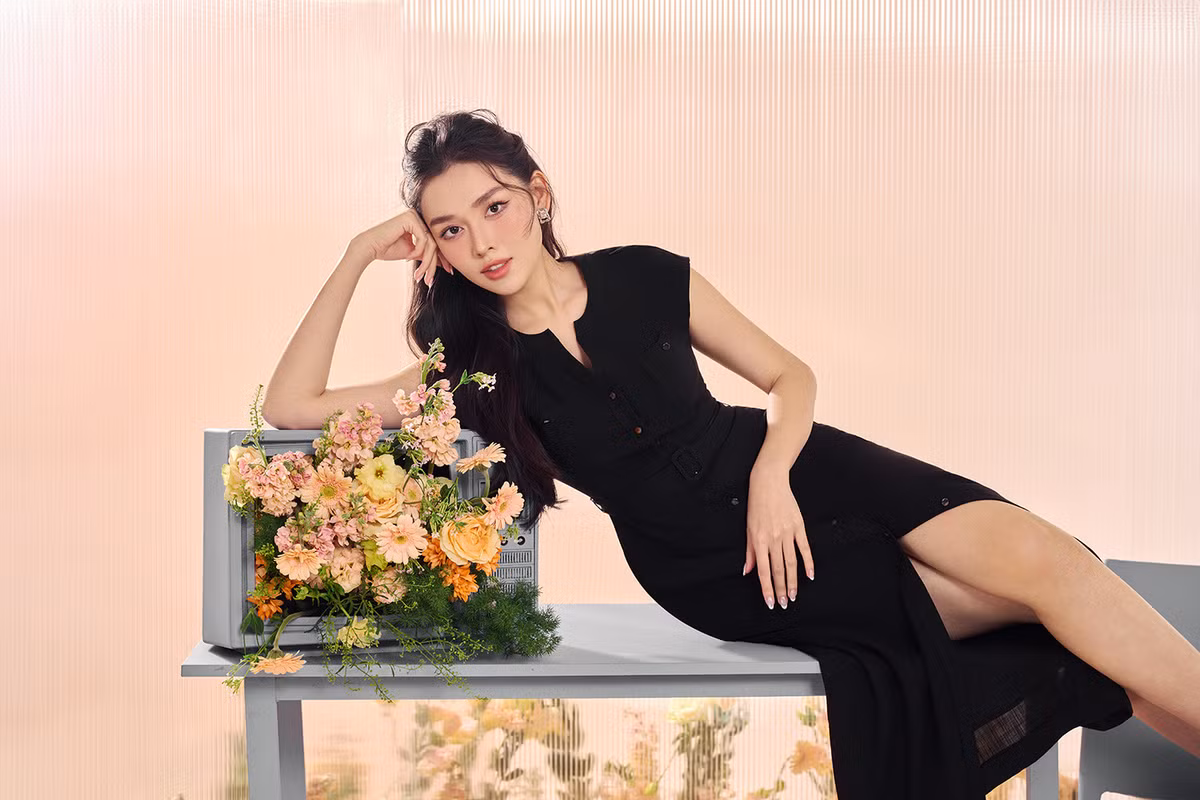 Với kiểu dáng cổ V, bộ đầm giúp các quý cô 'ăn gian' vài cân nặng.