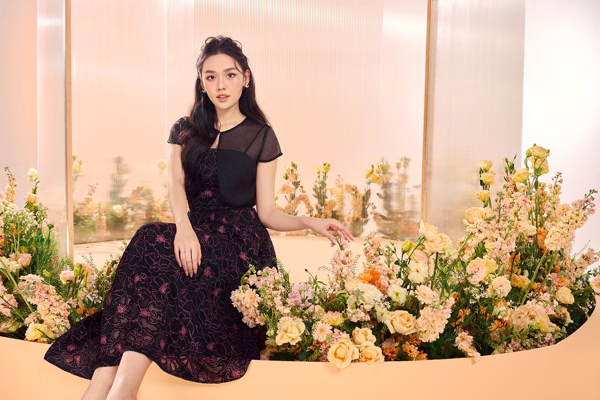 Tường San tôn vẻ đẹp nữ tính với đầm hai dây ren phối cùng áo khoác lửng xuyên thấu phía ngoài, tạo nên vẻ gợi cảm chừng mực.