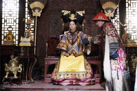 Lý Liên Anh giao nộp 340 nghìn lượng vàng, bạc cho Long Dụ thái hậu rồi xin cáo lão về quê nhằm bảo toàn tính mạng. Đồng thời, ông cũng giao lại vị trí Tổng quản thái giám cho thân tín của Long Dụ thái hậu là Tiểu Đức Trương.