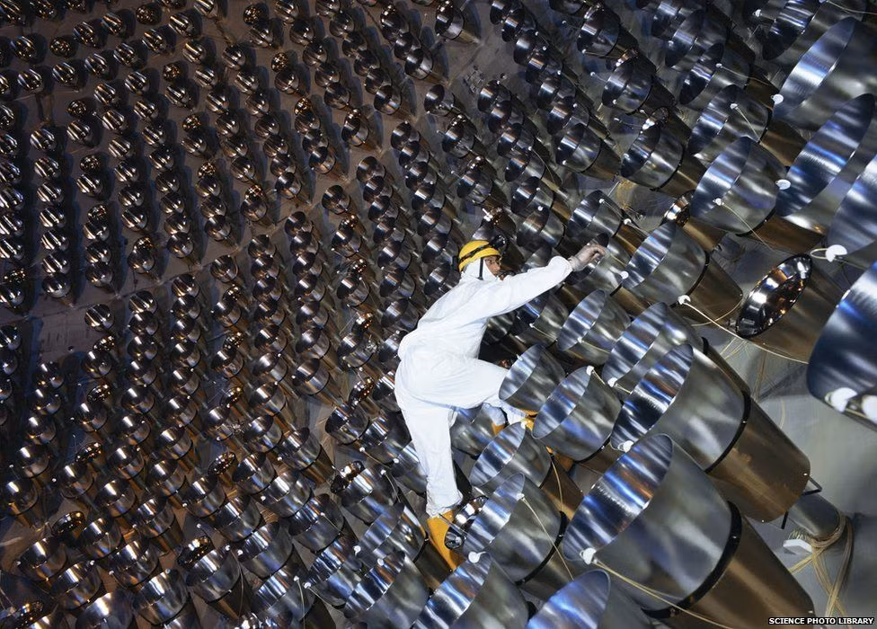IceCube có thể phát hiện các dạng neutrino khác theo thời gian thực nhưng chưa thể làm vậy với hạt tau neutrino. Thay vào đó, việc phát hiện hạt tau neutrino đòi hỏi các nhà nghiên cứu phải rà soát dữ liệu lưu trữ trong 10 năm.
