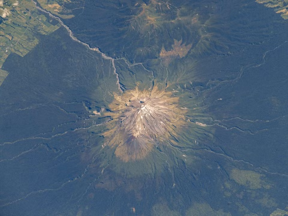 Núi Taranaki hùng vĩ ở New Zealand được chụp từ trạm ISS ngày 25/1/2021.