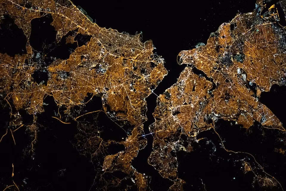 Khi ở cách Trái đất hơn 400 km, các phi hành gia trên trạm ISS có thể ngắm nhìn khung cảnh đêm lung linh ánh đèn ở thành phố Istanbul, Thổ Nhĩ Kỳ ngày 10/5/2021.