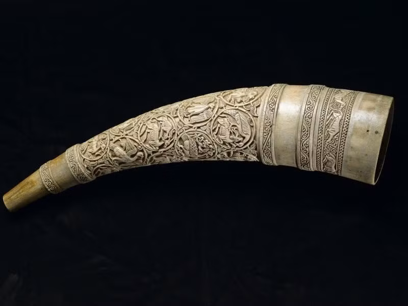 Kèn chiến trận Olyphant Battle Horn là một trong khoảng 80 mẫu vẫn còn tồn tại trên toàn thế giới và là một trong sáu nhạc cụ olifan được chạm khắc trang trí như vậy vẫn còn tồn tại,