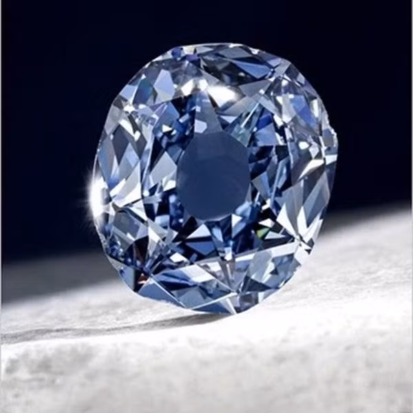 Blaue Wittelsbacher là một viên kim cương xanh tự nhiên lớn. Có nguồn gốc từ mỏ Kollur ở Ấn Độ, viên kim cương Wittelsbach-Graff nặng 31,06 carat và có độ trong hoàn hảo bên trong. 