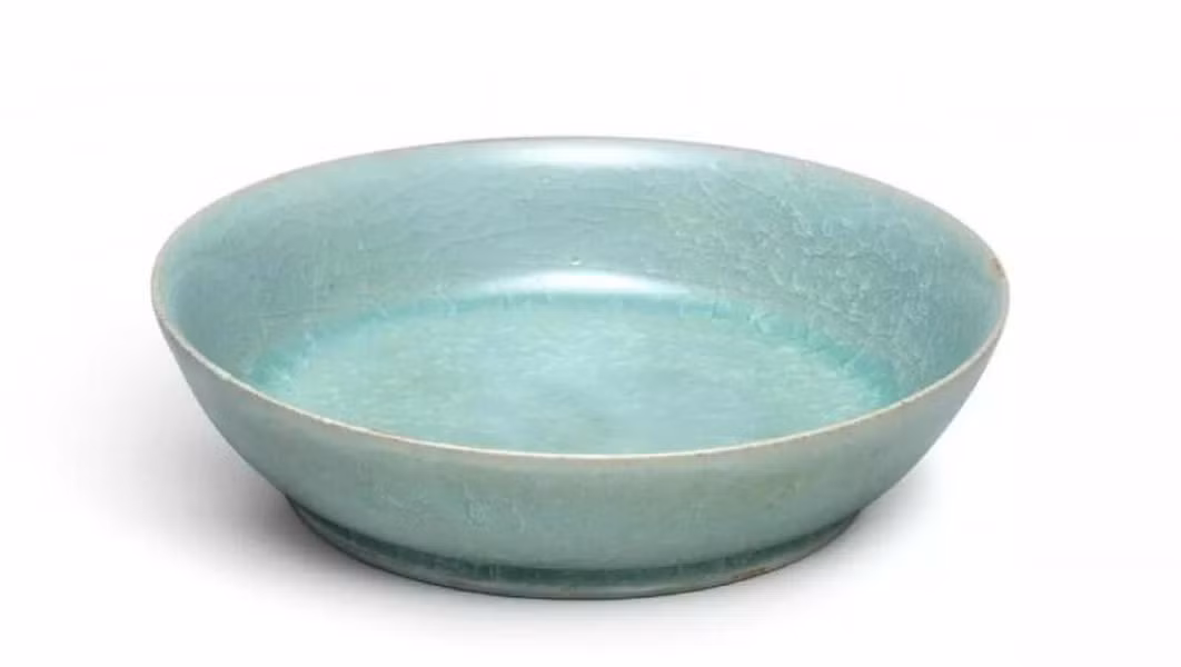 Bát rửa cọ Ru Guanyao có nguồn gốc từ thời nhà Tống của Trung Quốc, niên đại từ năm 960 đến năm 1279. Món đồ cổ này cực kỳ hiếm và dễ vỡ này đã lập kỷ lục thế giới mới về gốm sứ Trung Quốc khi cuối cùng nó được bán với giá 37,7 triệu USD