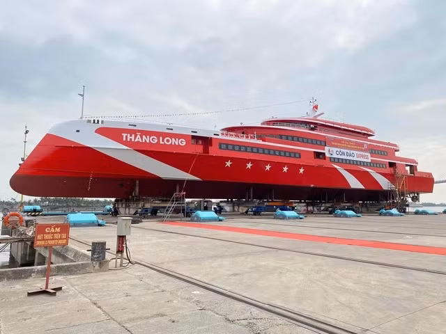 Thân tàu cao tốc Thăng Long được làm bằng hợp kim nhôm đóng tàu nhập khẩu từ Italy, giúp con tàu đạt vận tốc lên đến 30 hải lý/giờ. Ảnh: VTV.