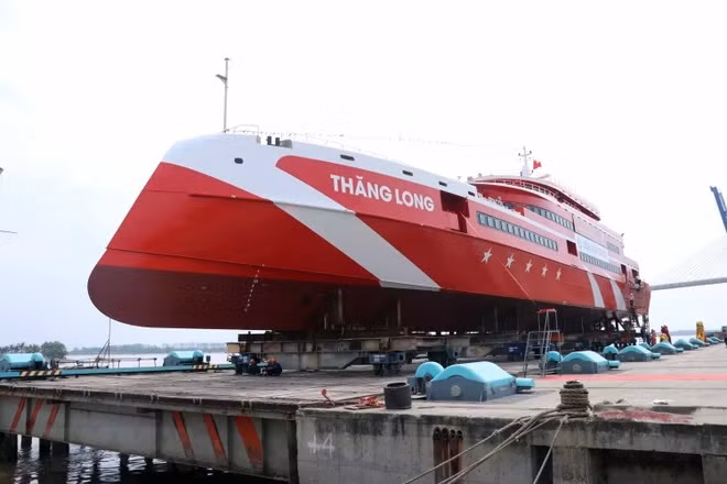 Trước đó, tàu cao tốc Thăng Long được dự kiến đưa vào sử dụng cho tuyến TPHCM - Côn Đảo từ ngày 23/2/2024. Tuy nhiên, do vướng một số thủ tục nên trước mắt, tàu cao tốc Thăng Long sẽ chạy tuyến Vũng Tàu-Côn Đảo cho tới khi hoàn thiện thủ tục tuyến TPHCM - Côn Đảo. Ảnh: TTXVN.