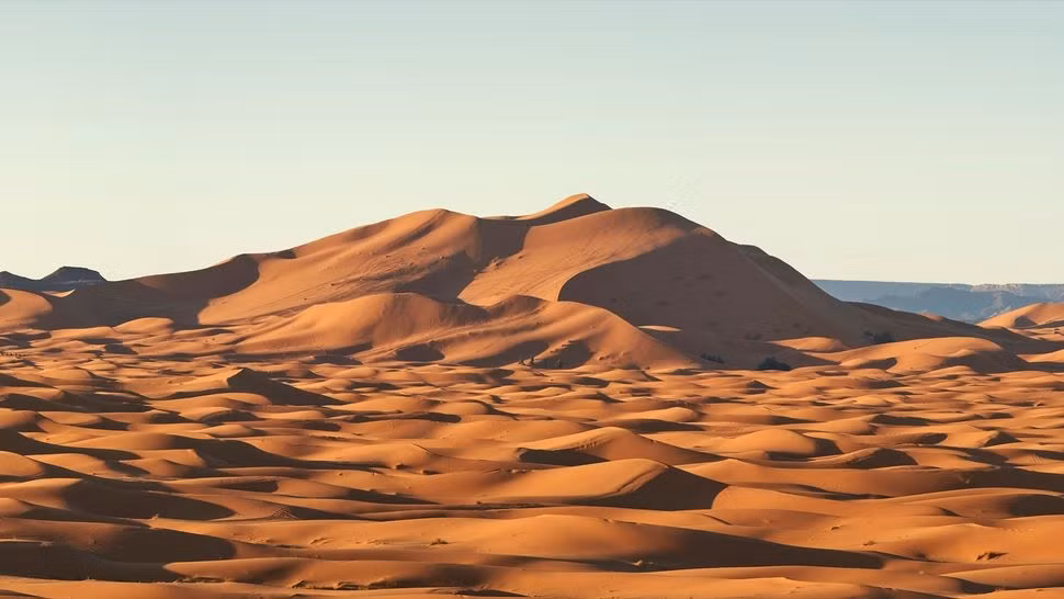 Được coi là những "kỳ quan" của sa mạc Sahara, cồn cát sao có đặc điểm chung là chúng bồi tụ tựa như các kim tự tháp cao khoảng 100 - 300m và khi nhìn từ trên cao xuống khá giống hình các ngôi sao.
