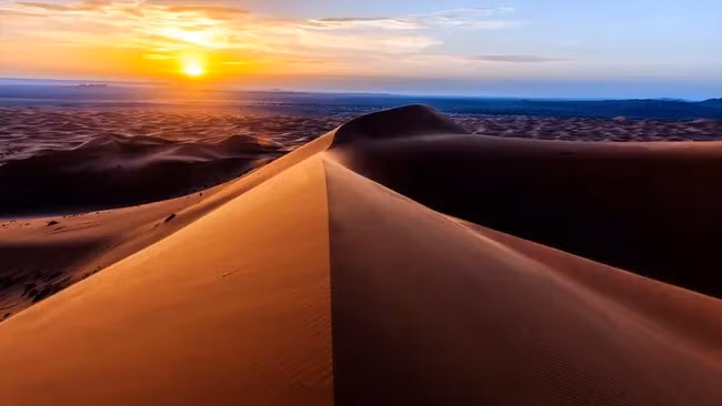 Khi nhắc đến sa mạc Sahara, nhiều người nghĩ ngay đến hình ảnh những cồn cát trải dài dường như bất tận. Trong số đó, nổi bật là những cồn cát sao (hay còn gọi cồn cát có dạng sao).