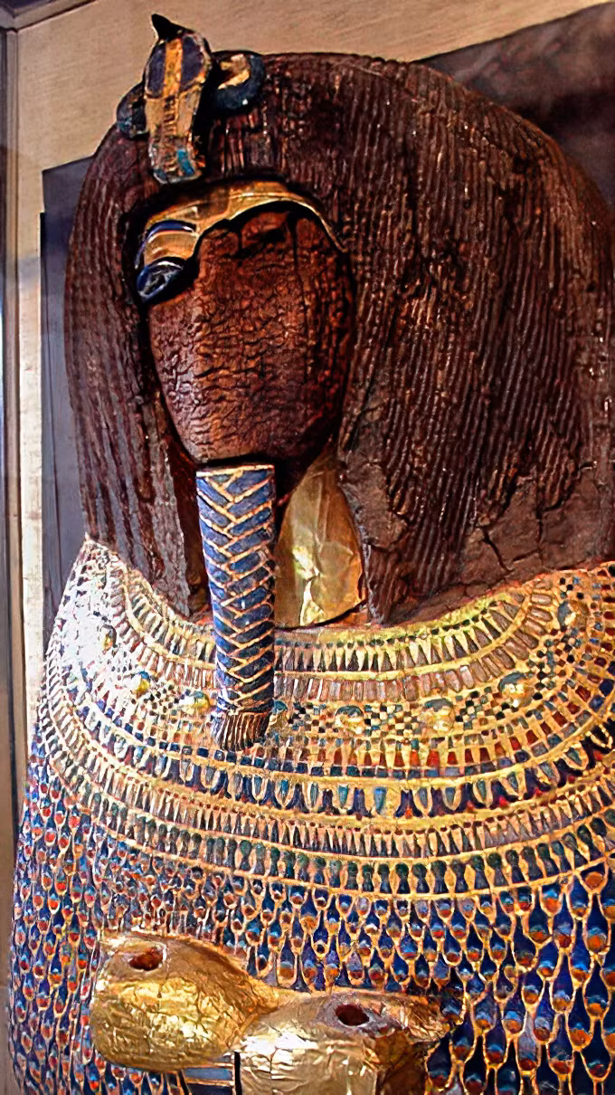 Nhiều sử gia cho rằng, chính vì Akhenaten chuyển đổi tôn giáo Ai Cập từ đa thần giáo sang thờ cúng một vị thần duy nhất tên Aten nên bị các triều đại sau gọi là pharaoh dị giáo.