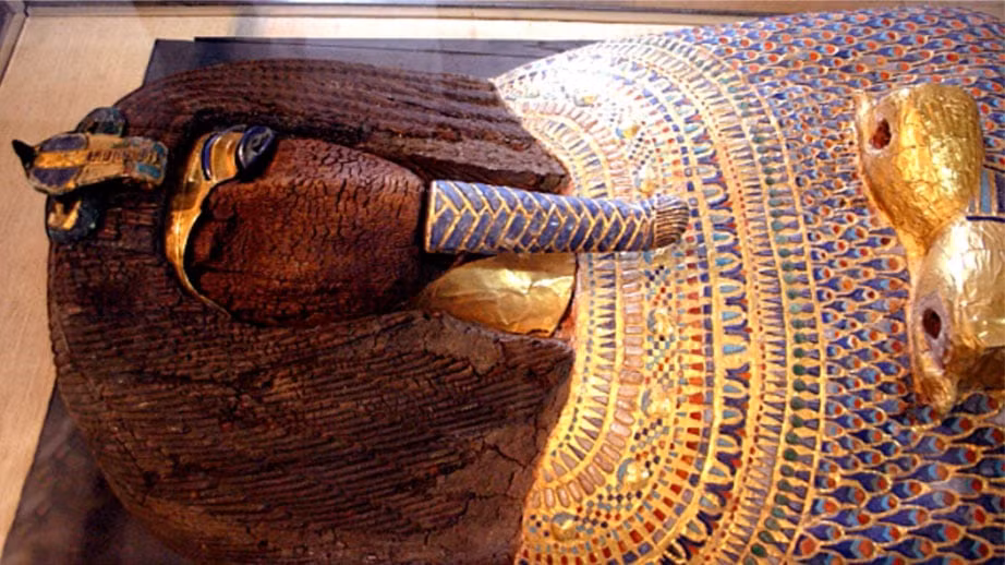 Khi kiểm tra lăng mộ của pharaoh Akhenaten, các nhà khảo cổ không khỏi bất ngờ bởi bên trong ngoài quan tài chứa thi hài nhà vua Ai Cập thì hầu như không có bất cứ đồ tùy táng giá trị nào.