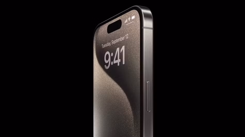 Tấm nền LTPO hỗ trợ ProMotion, cho phép màn hình của iPhone tự động điều chỉnh tốc độ làm mới giữa tần số 120Hz để cuộn và xem nội dung video mượt mà và 1Hz tiết kiệm pin. Tính năng này giúp iFan có thể ngắm nhìn những hình ảnh mượt hơn khi cần cũng như tối ưu hóa thời lượng pin khi hiển thị nội dung tĩnh.