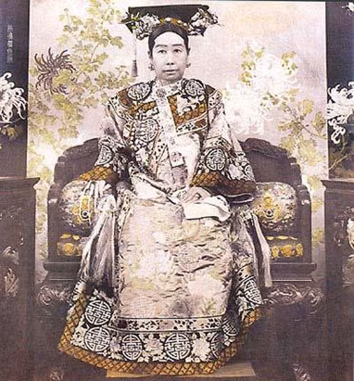 Từ Hy thái hậu là một trong những người phụ nữ quyền lực nhất nhà Thanh cũng như trong lịch sử phong kiến Trung Quốc. Bà là phi tần của Thanh Văn Tông Hàm Phong Đế và là mẹ đẻ của Đồng Trị Hoàng đế. Ngay cả khi hoàng đế Đồng Trị và vua Quang Tự còn tại vị, Từ Hy thái hậu nắm quyền xử lý triều chính trong suốt 47 năm.