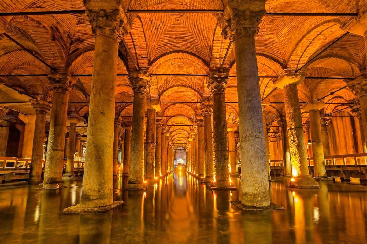 Hầm chứa nước Basilica Cistern có kích thước khủng với chiều dài 138m, rộng 64,6m. Với diện tích gần 10.000 m2, công trình ngầm này có thể chứa tới 80.000 m3 nước. Vì vậy, Basilica Cistern còn được mệnh danh là "cung điện chìm".