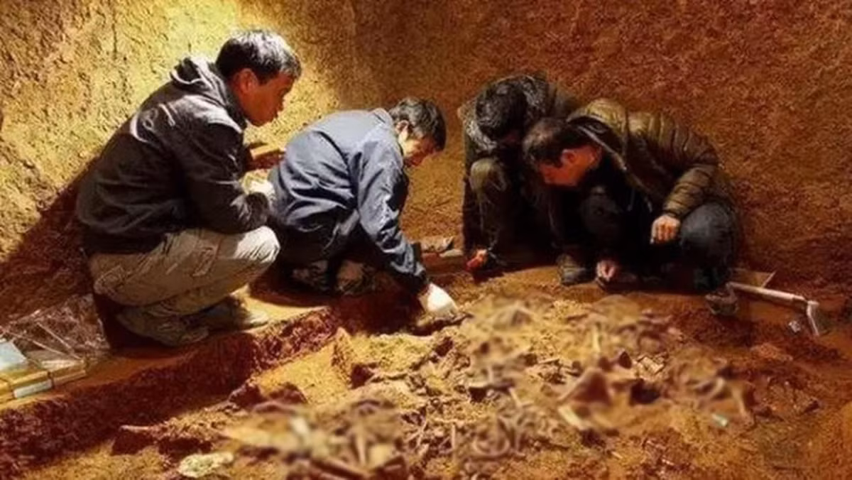 Xung quanh ngôi mộ có nhiều dấu vết của các hố trộm mộ. Điều này khiến các nhà khảo cổ nhận định mộ tặc đã nhiều lần "ghé thăm" để đánh cắp đồ tùy táng giá trị. Do đó, họ không ôm nhiều hy vọng sẽ tìm thấy các hiện vật quý giá bên trong mộ cổ này.
