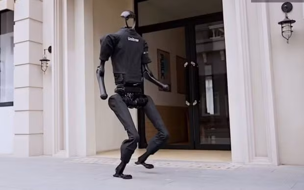 Giới phân tích nhận định cú nhảy đứng quan trọng hơn một màn trình diễn vì nó cho thấy chân của Evolution V3.0 đã có thể phối hợp với các bộ phận khác nhuần nhuyễn và giữ thăng bằng hoàn hảo. Bộ máy vận hành đôi chân dùng động cơ điện M107 được sản xuất nội địa Trung Quốc.