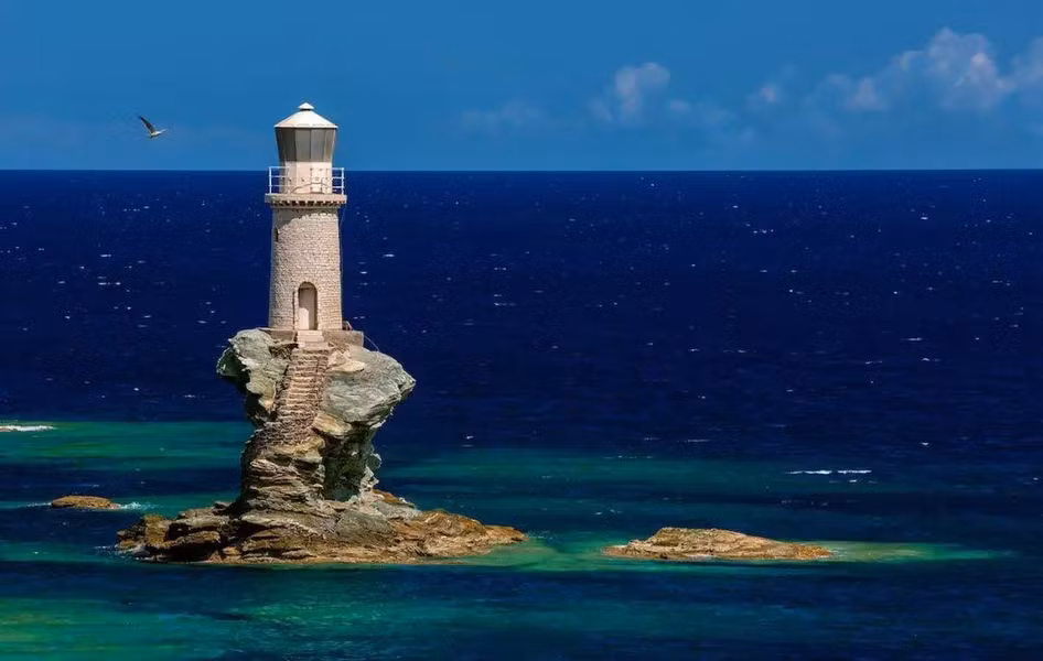Hải đăng Torres, Hy Lạp: Hải đăng Torres trông như bước ra từ thế giới phù thủy. Nó nằm trên một rạn san hô hẹp ở biển Aegean. Được xây dựng lần đầu vào năm 1897, ngọn hải đăng đã bị phá hủy trong Thế chiến thứ hai và được xây dựng lại trên đá vào đầu những năm 1990.