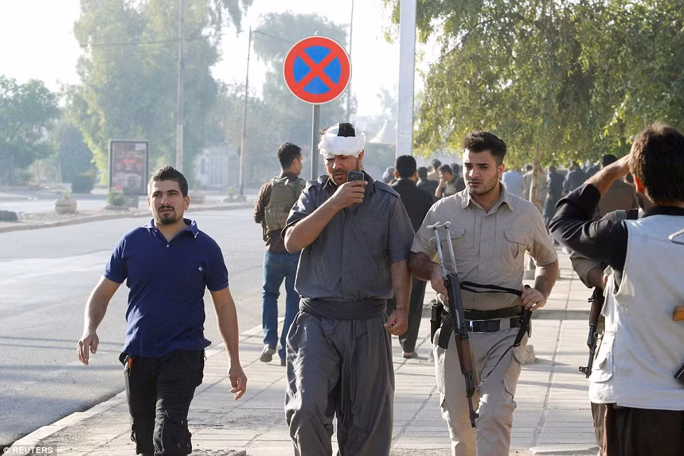 Trong lúc này, tổ chức khủng bố IS đã mở một mặt trận khác ở Iraq sau khi những kẻ đánh bom liều chết tấn công vào các tòa nhà chính phủ nhằm chuyển sự chú ý của mọi người khỏi chiến dịch quân sự ở Mosul. Ảnh: Người đàn ông thuộc tộc Kurd bị thương sau vụ tấn công của IS ở thành phố Kirkuk.