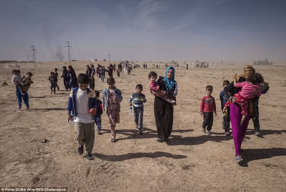 Giữa lúc chiến tuyến Mosul đang nóng lên từng ngày, nhiều người dân ở quanh Mosul cũng phải khăn gói đồ đạc để rời khỏi quê hương nhằm tránh các cuộc giao tranh. Trong ảnh, những người dân tuyệt vọng rời khỏi Khorsabad, một vùng dân cư nằm dưới sự kiểm soát của IS và hiện đang chịu các đợt tấn công bằng hỏa lực của lực lượng vũ trang Peshmerga.