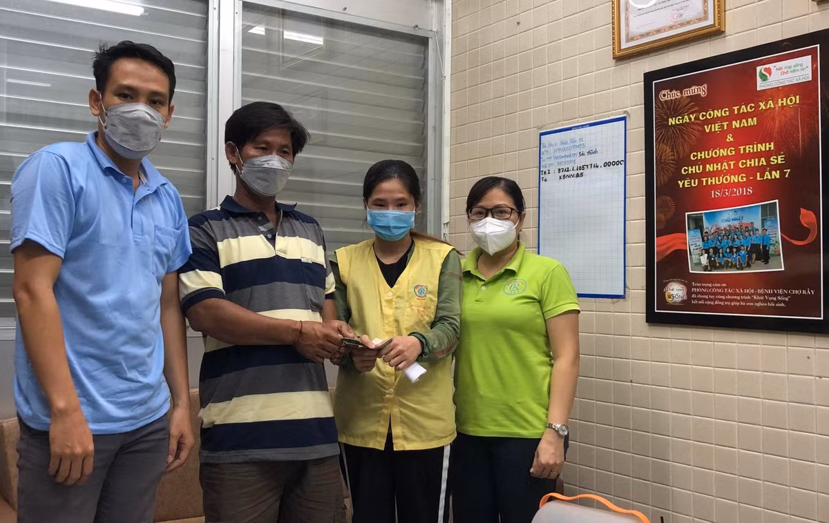 BV Chợ Rẫy cảnh báo giả danh người nhà bệnh nhân nghèo để xin tiền - Hình 2 BV Cho Ray canh bao gia danh nguoi nha benh nhan ngheo de xin tien-Hinh-2