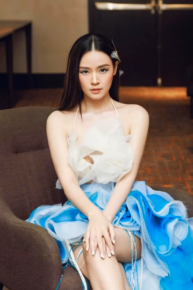 Dưới bài đăng cư dân mạng để lại nhiều bình luận khen ngợi cho vóc dáng của cô nàng: "Chị làm vậy ai chơi lại chị Midu ơi", "Cô giáo xinh quá", "Lão hóa ngược rồi cô giáo Du ơi",...