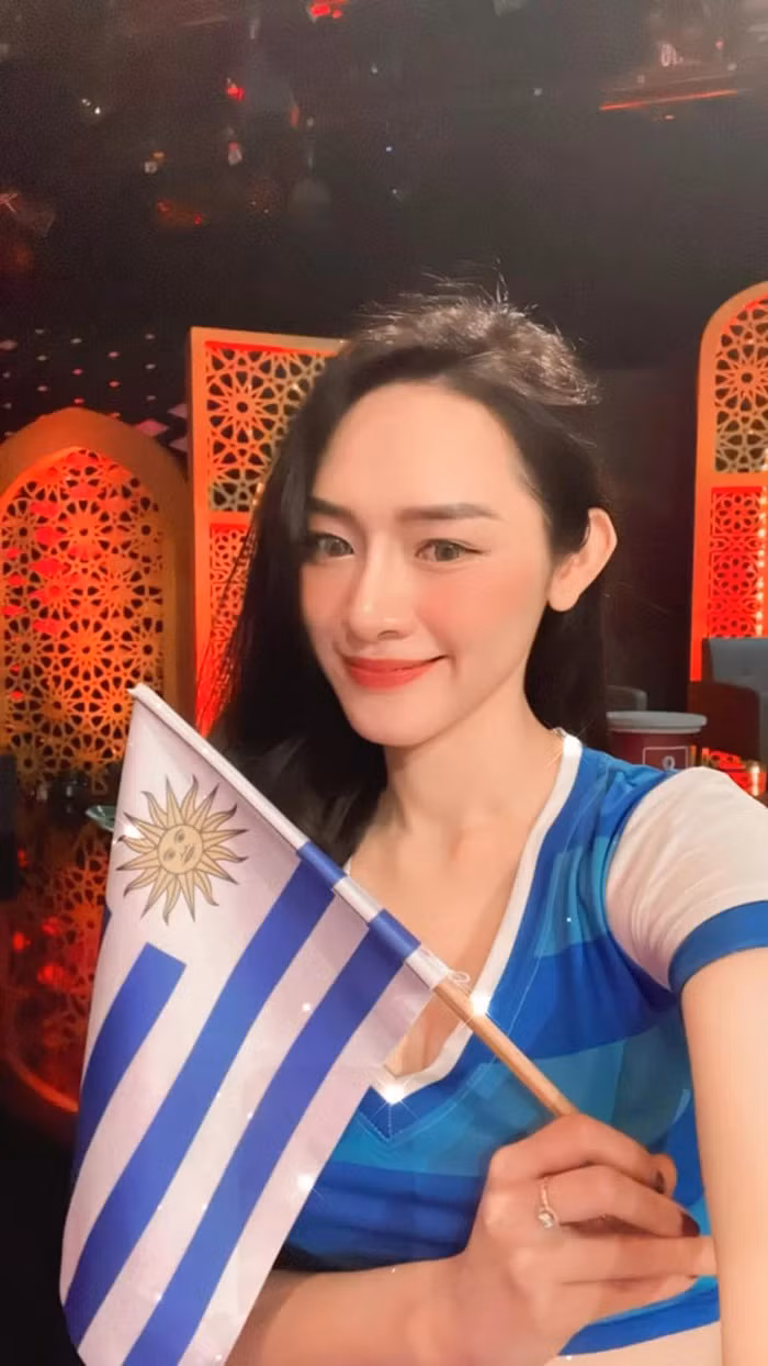 Thúy Huyền nhận được sự chú ý không chỉ có nhan sắc xinh đẹp, ngoại hình gợi cảm mà cô còn được biết đến là cựu thí sinh Đường lên đỉnh Olympia.